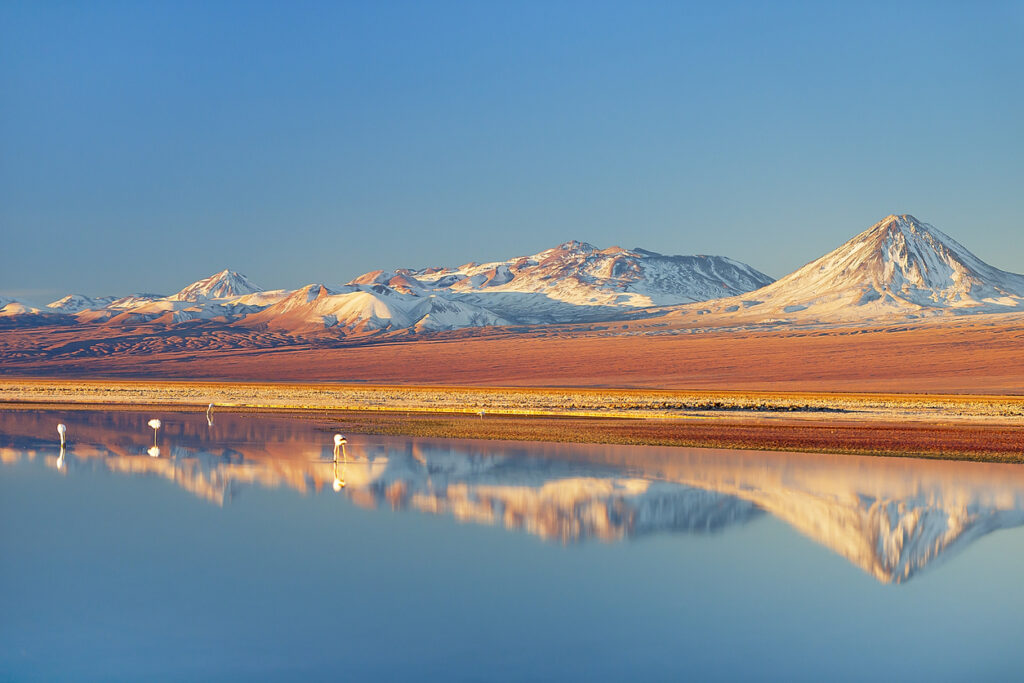 La imagen muestra una parte del Desierto de Atacama, uno de los lugares más famosos del mundo que puedes visitar utilizando tus millas aéreas